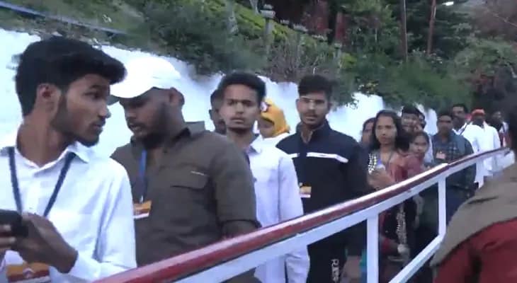 চৈত্র নবরাত্রি উপলক্ষ্যে মাতা বৈষ্ণোদেবী মন্দিরে পুণ্যার্থীদের ভিড়