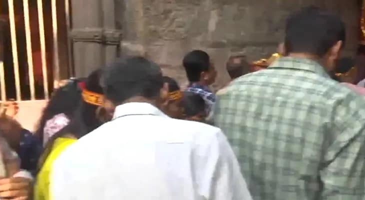 চৈত্র নবরাত্রি উপলক্ষ্যে অসমের গুয়াহাটিতে মা কামাখ্যা দেবীর মন্দিরে পুণ্যার্থীদের ভিড়
