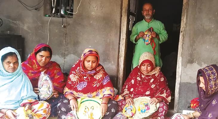 মুসলিম ভাইবোনেদের তৈরি জপমালার থলি নিয়ে ‘কৃষ্ণনাম’ জপ করেন ভক্তরা