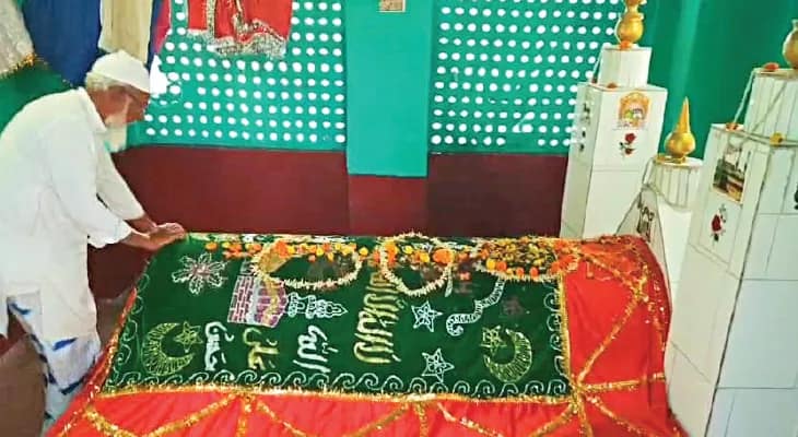 বংশানুক্রমে শাহ পীরের মাজার রক্ষণাবেক্ষণ করছে দাস পরিবার