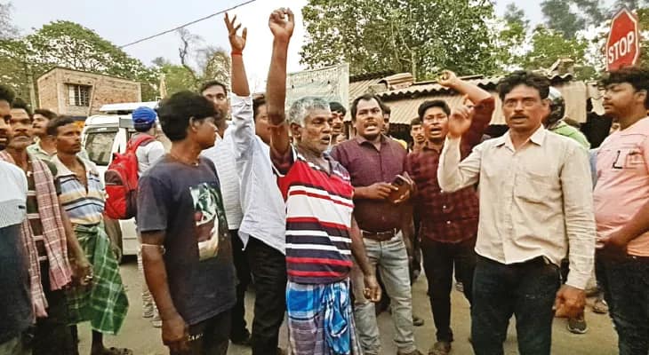 আরামবাগে গার্ডওয়ালহীন সেতু থেকে পড়ে প্রৌঢ়ের মৃত্যু, অবরোধ স্থানীয়দের