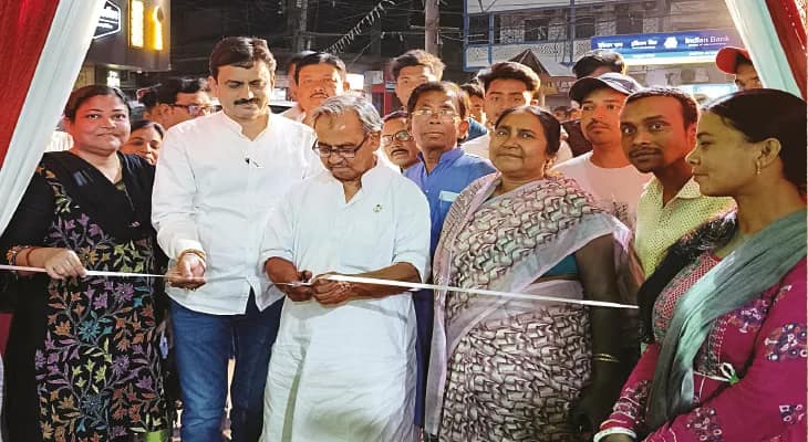 তৃণমূলের উদ্যোগে ঈদে দুঃস্থদের হাতে নতুন বস্ত্র তুলে দেওয়া হল