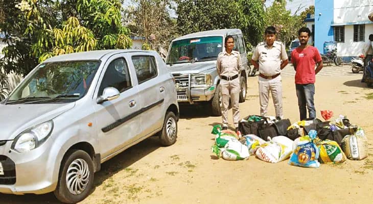 পুলিসের চোখে ধুলো দিতে দামি গাড়িতে চোলাই পাচার, সিঙ্গুর থেকে এসে হাতেনাতে গ্রেপ্তার কারবারি