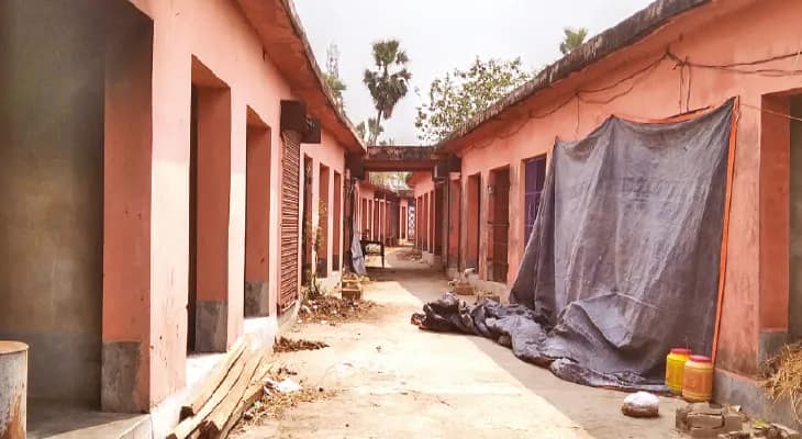 ভরতপুরে ১২ বছরেও চালু হয়নি কোটি টাকা ব্যয়ে নির্মিত গ্রাম্য হাট