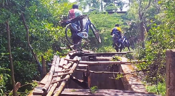 গঙ্গাসাগরে ভাঙা কাঠের সেতু, ঝুঁকি নিয়ে চলছে নিত্য যাতায়াত