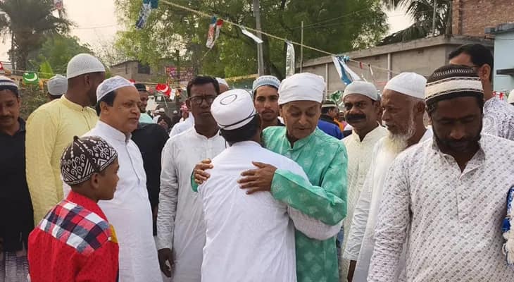 পূর্ব বর্ধমান জেলার নাদন ঘাট থানার হেমায়েতপুর মুসলিম পাড়ায় ঈদের শুভেচ্ছা বিনিময়ে মন্ত্রী স্বপন দেবনাথ