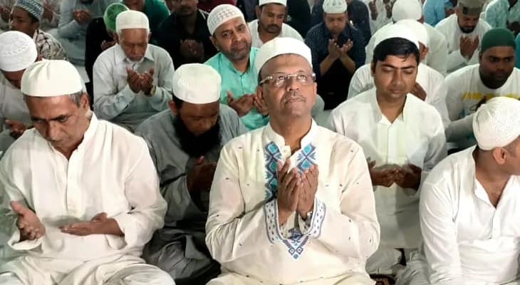 চেতলায় নামাজ পড়ছেন পুরমন্ত্রী ফিরহাদ হাকিম