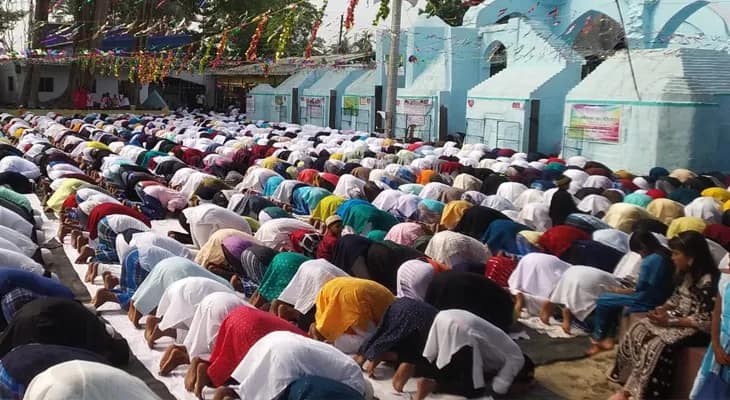 কালনা শহরে ৫০০ বছরের প্রাচীন  দাঁতনকাঠিতলা মসজিদে ঈদের নামাজ