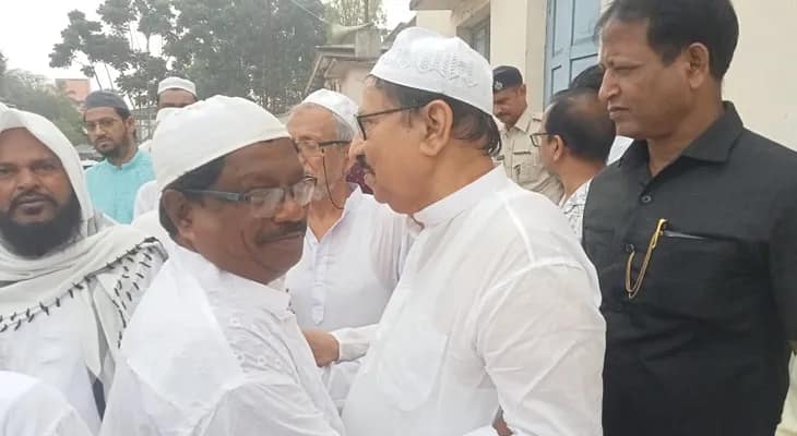 বারুইপুর আদালত চত্বরে ঈদের নামাজ, শুভেচ্ছা বিনিময় করছেন বিধানসভার অধ্যক্ষ বিমান বন্দ্যোপাধ্যায়
