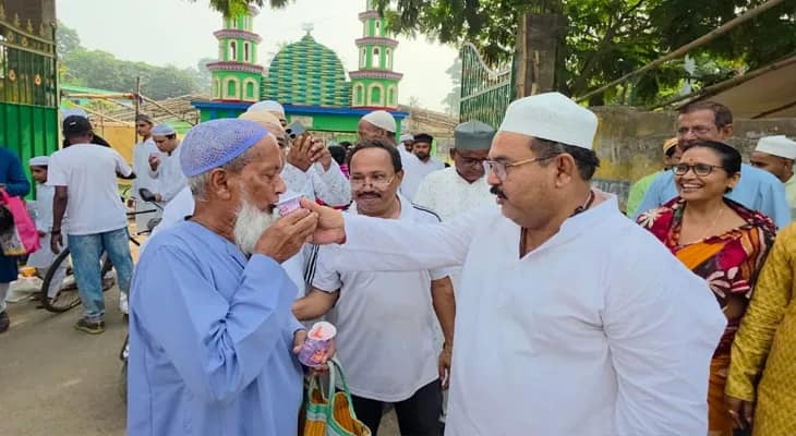 শরবতে রোজা ভাঙালেন বনগাঁ পুরসভার চেয়ারম্যান গোপাল শেঠ