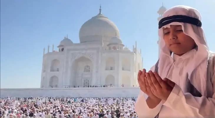 আগ্রার তাজমহলে চলছে ঈদের নামাজ