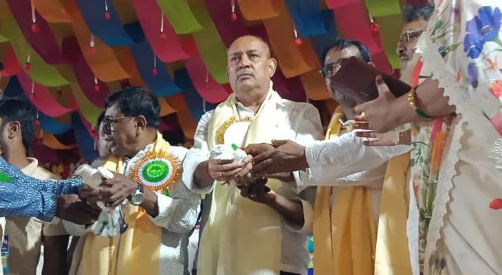 হাওড়ার উলুবেড়িয়ায় আয়োজিত সম্প্রীতি মেলার উদ্বোধনে উপস্থিত মন্ত্রী পুলক রায়
