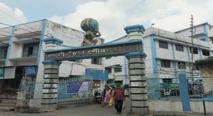 চুঁচুড়া শহরজুড়ে বেহাল হয়ে পড়ে একগুচ্ছ হাইমাস্ট, রক্ষণাবেক্ষণের দায়িত্ব নিয়ে বিতর্ক