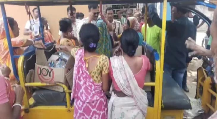 টোটোয় মদ সাপ্লাই, আরামবাগে রাস্তা আটকে বিক্ষোভ মহিলাদের