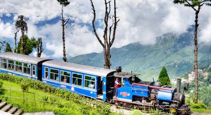 কার্শিয়াংয়ে হেডফোন কানে দিয়ে লাইন পারাপার টয় ট্রেনের ধাক্কায় জখম দুই ছাত্রী