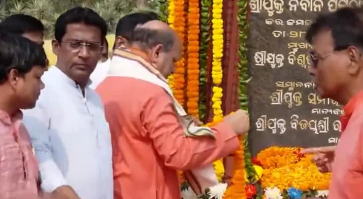 ওড়িশা দিবস উপলক্ষ্যে ভুবনেশ্বরে মধুসূদন দাসের মূর্তিতে শ্রদ্ধার্ঘ্য বিজেপি নেতা মনমোহন সামলের