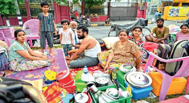 ভূমিকম্পে ধূলিসাৎ একাধিক সরকারি ভবন, রাস্তায় বসেই কাজ