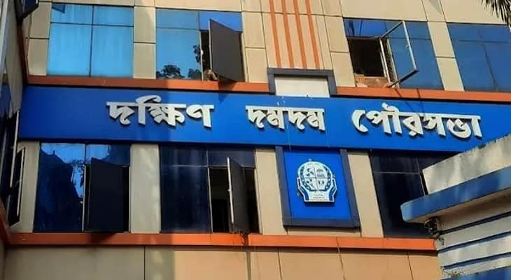 অবৈধ হোর্ডিংয়ের বিরুদ্ধে কড়া পদক্ষেপের দাবি দক্ষিণ দমদমে