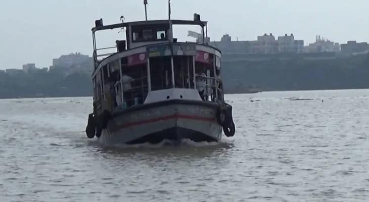 নদীতে জলস্তর কম, তিন ঘণ্টা বন্ধ উলুবেড়িয়া-আছিপুর লঞ্চ পরিষেবা