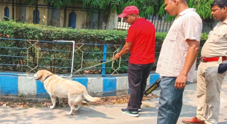 জেলাশাসকের দপ্তর উড়িয়ে দেওয়ার হুমকি, আতঙ্ক বারাসতে