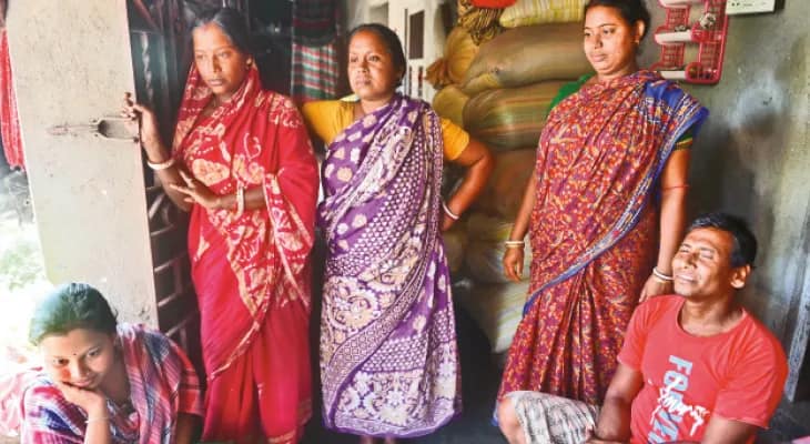 শোকে পাথর, অস্মিতা ও অঙ্কিতের ছবি মুছে ফেলছে মণ্ডল পরিবার