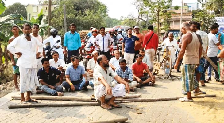 কালভার্টের দাবিতে ফের আরামবাগ-বন্দর রাজ্য সড়ক অবরোধ