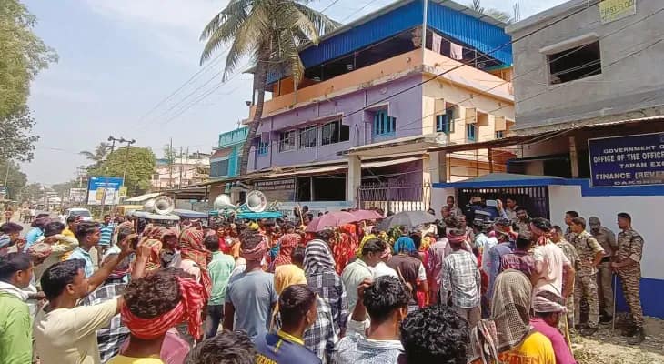 মহিলাকে নির্যাতনের অভিযোগে তপনে অবরোধ আদিবাসীদের