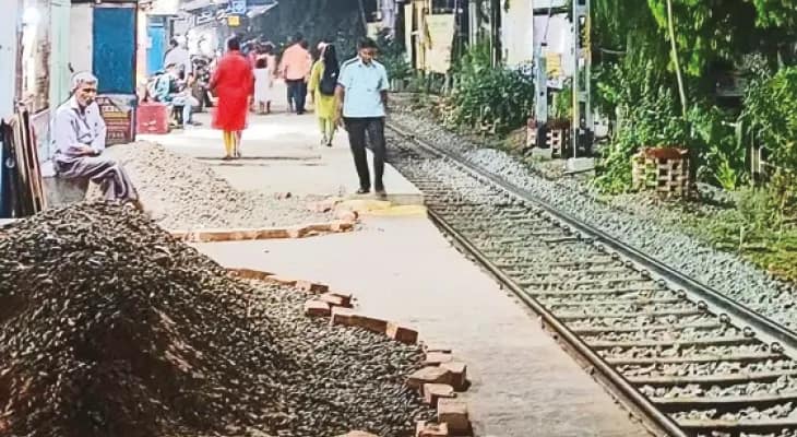 মধ্যমগ্রাম স্টেশনে ইমারতি দ্রব্যের স্তূপ, হয়রান যাত্রীরা