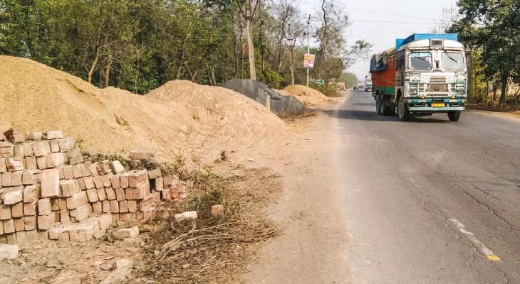 কান্দিতে রাস্তার পাশে অবৈধভাবে মজুত বালির স্তূপ, বাড়ছে দুর্ঘটনা