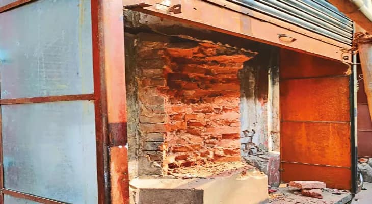কফি হাউজ বিল্ডিংয়ের থাম কেটে তৈরি হচ্ছিল দোকান! কড়া পদক্ষেপ পুরসভার