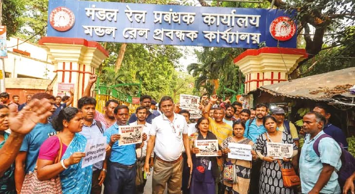 ঠিকাকর্মীদের মারপিটে শিয়ালদহ ডিআরএম বিল্ডিং চত্বরে উত্তেজনা
