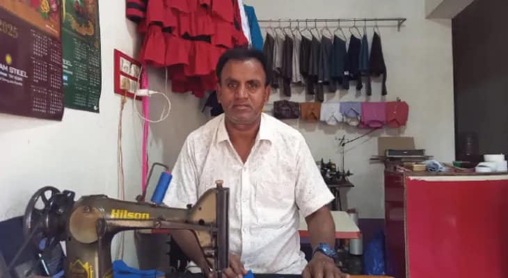 সম্প্রীতির পুজো: দক্ষিণ দিনাজপুরে বিকট কালীর পোশাক তৈরি করেন দর্জি খালেক