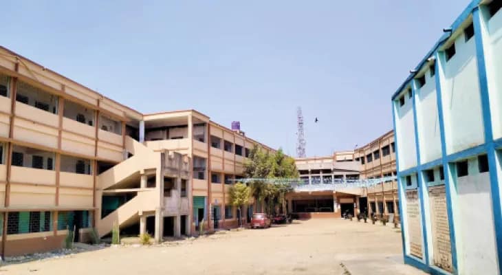 ফরাক্কায় একই স্কুলে চাকরি গেল ৩৬ শিক্ষকের, পড়াশোনা লাটে ওঠার শঙ্কা