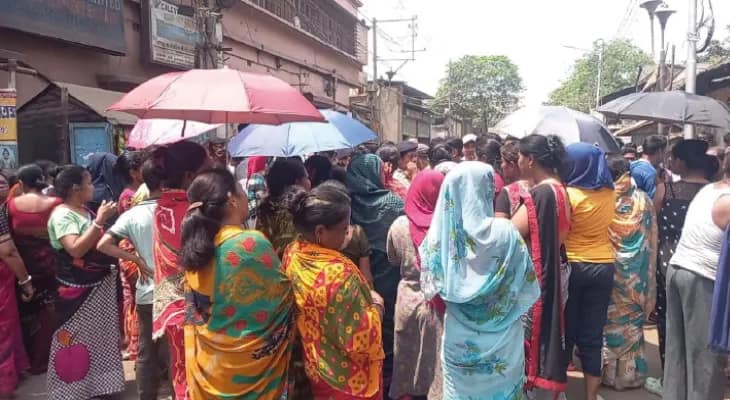 জমা জলে ক্রমেই খারাপ হচ্ছে পরিস্থিতি ফের বেনারস রোড অবরোধ বাসিন্দাদের