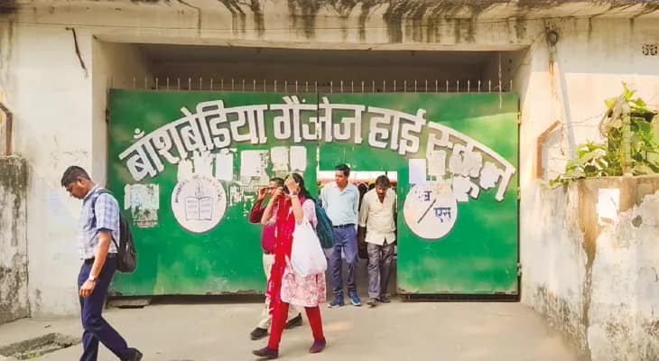 স্কুলে ব্যস্ততার মধ্যে রায় শুনে ভেঙে পড়লেন চাকরিহারারা