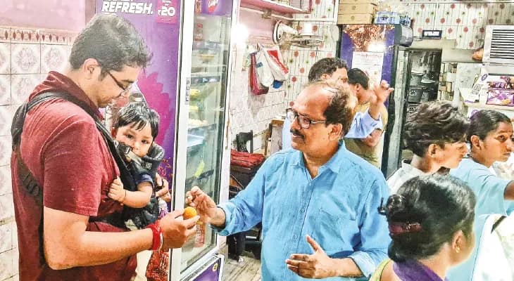জিআই পাওয়ার আনন্দে ক্রেতাদের মোতিচুর বিলি মিষ্টান্ন ব্যবসায়ীদের