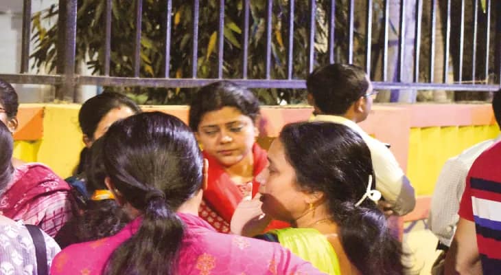 সুপ্রিম রায় শুনেই চোখে জল  পুরুলিয়ায় স্কুল ছাড়‌লেন শিক্ষিকা