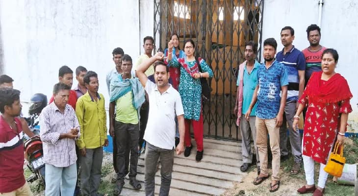 পারিশ্রমিক মেটানোর দাবিতে ফিশারি প্রকল্পের গেটে তালা ঝুলিয়ে বিক্ষোভ