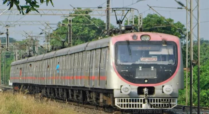 দীঘাগামী লোকালে উঠতে না পেরে স্টেশনে স্টেশনে বিক্ষোভ