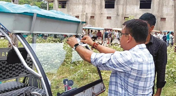 কাটোয়ায় টোটোর দৌরাত্ম্যে লাগাম, হলোগ্রাম স্টিকার লাগাচ্ছে প্রশাসন