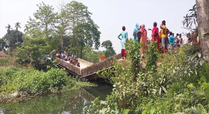 বালি ভর্তি ট্রাকের চাপে ভেঙে পড়ল সেতু