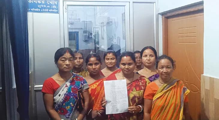 এক কিমি দূরের সাবমার্সিবল থেকে জল সংগ্রহ, বিডিও’র দ্বারস্থ মহিলারা