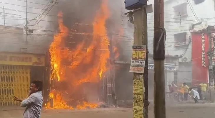 জামুড়িয়া বাজারে কাপড়ের দোকানে অগ্নিকাণ্ডের ঘটনায় চাঞ্চল্য ছড়াল