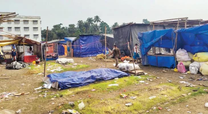 ঠাকুরনগরে বারুণী মেলা জমজমাট ভিড় বাড়ায় মুখে হাসি ব্যবসায়ীদের