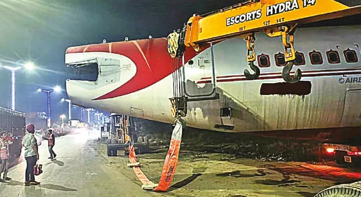 বিমানের ভাঙা অংশ যাচ্ছে সড়কপথে, তুমুল কৌতূহল