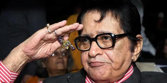 প্রয়াত অভিনেতা মনোজ কুমারকে শেষ শ্রদ্ধা জানাতে ভক্তদের ঢল