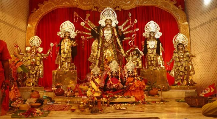 উজ্জ্বয়িনীর মহাকালেশ্বর মন্দিরের আদলে মণ্ডপ
