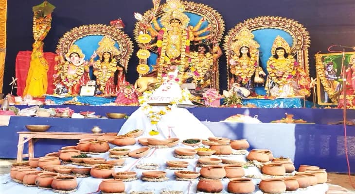 চৈতন্যপুরে বাসন্তী পুজোর অন্নকূট উৎসবে দর্শনার্থীদের উপচে পড়া ভিড়