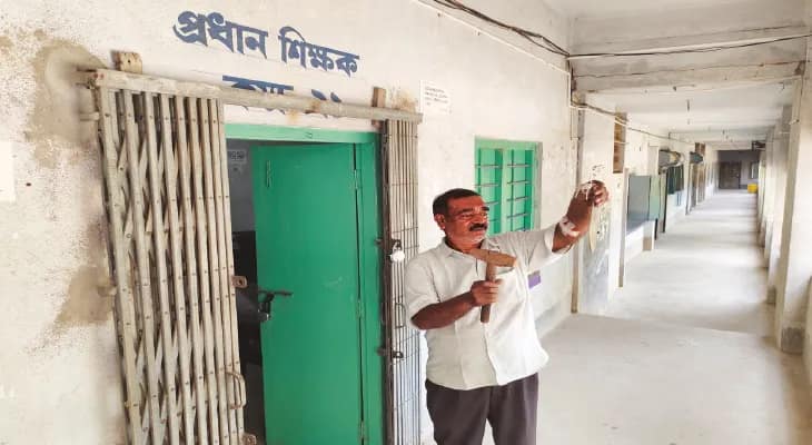 বনগাঁ ট্যাংরা কলোনি স্কুল, চাকরি গিয়েছে চতুর্থ শ্রেণির কর্মীর, বাজবে না ঘণ্টা! ইলেকট্রিক বেল কিনলেন প্রধান শিক্ষক