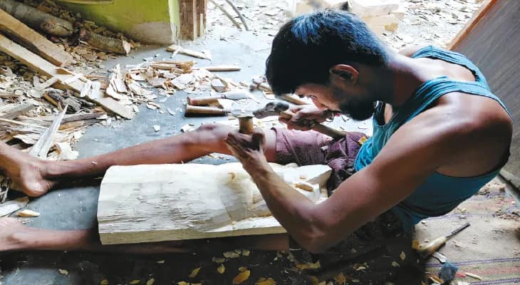 মুখা নাচের জন্য মুখোশ তৈরিতে ব্যস্ত শিল্পীরা